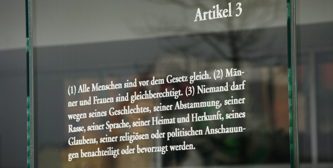 Grundgesetz, Artikel 3: auf Glas gebannt im Berliner Regierungsviertel (Foto:pa/Steinberg)