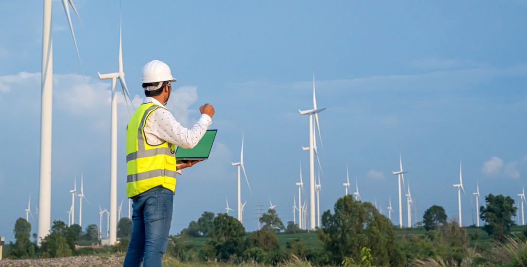 Windräder als ein Beitrag zur Dekarbonisierung (Foto: Getty Images/iStockphoto/cofotoisme)