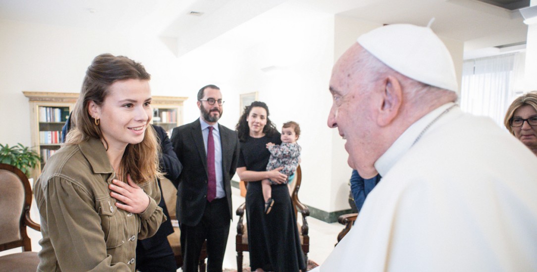  Schulterschluss: Papst Franziskus begrüßt Luisa Neubauer im Vatikan (Foto: KNA / Vatican Media / Romano Siciliani)
