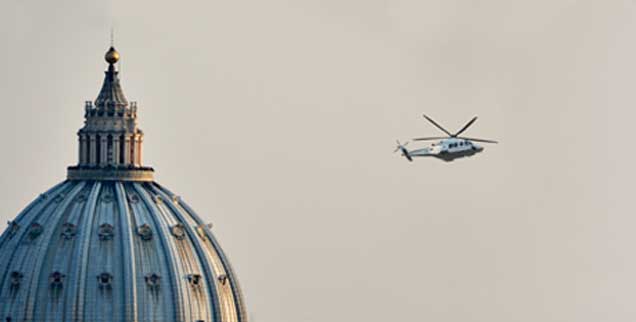 Ein Hubschrauber fliegt Benedikt XVI. am 28.02.2013 vom Vatikan am Petersdom vorbei über Rom zum Castel Gandolfo; Tausende winkten dem scheidenden Papst traurig hinterher. Um 20 Uhr endete die Amtszeits jenes Mannes, der aus freien Stücken zurücktrat und damit Kirchengeschichte schrieb. (Foto: pa/Von Jutrczenka) Ein Hubschrauber fliegt Benedikt XVI. am 28.02.2013 vom Vatikan am Petersdom vorbei über Rom zum Castel Gandolfo; Tausende winkten dem scheidenden Papst traurig hinterher. Um 20 Uhr endete die Amtszeits jenes Mannes, der aus freien Stücken zurücktrat und damit Kirchengeschichte schrieb. (Foto: pa/Von Jutrczenka)