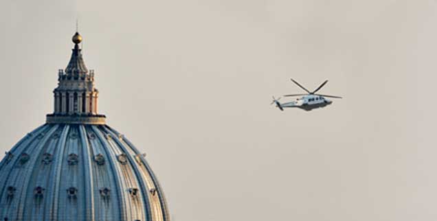 Ein Hubschrauber fliegt Benedikt XVI. am 28.02.2013 vom Vatikan am Petersdom vorbei über Rom zum Castel Gandolfo; Tausende winkten dem scheidenden Papst traurig hinterher. Um 20 Uhr endete die Amtszeits jenes Mannes, der aus freien Stücken zurücktrat und damit Kirchengeschichte schrieb. (Foto: pa/Von Jutrczenka)