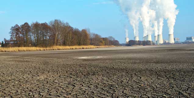 Braunkohlekraftwerk in Brandenburg: Der Klimawandel ist menschengemacht, darin sind sich die Autoren des Weltklimaberichts zu »95 Prozent« sicher. Der Report beschreibt die dramatischen Folgen der ungebremsten Erwärmung der Welt (Foto: pa/Pleul)