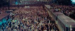 Leipzig, 17. Oktober 1989: Mehr als 100.000 Menschen protestieren an diesem Tag gegen die SED-Diktatur. Massendemonstrationen nach den Friedensgebeten prägen Leipzig und andere DDR-Städte bis zum Mauerfall im November. 
