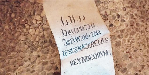 Andere Kreuze tragen ein »INRI«. Aber was ist das hier? (Foto: Paul Kreiner)