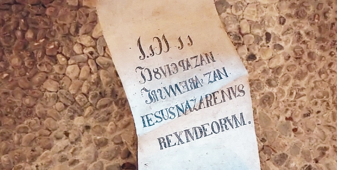 Andere Kreuze tragen ein »INRI«. Aber was ist das hier? (Foto: Paul Kreiner)