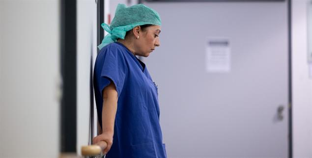 Erschöpft: Eine Krankenschwester im Eingangsbereich einer Intensivstation(Foto: pa/Murat)