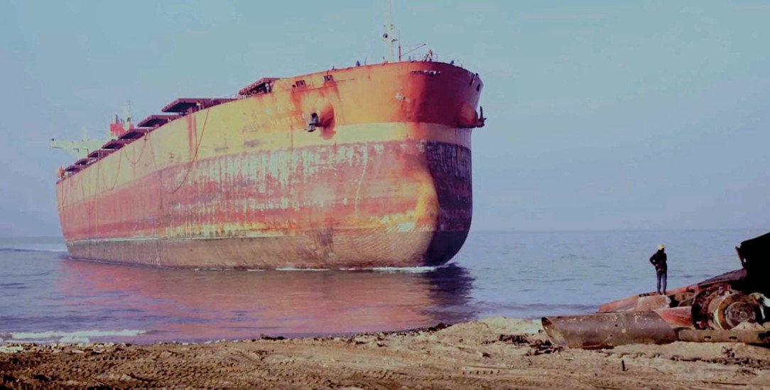Frachtschiff wird an der Küste Pakistans zerlegt: Hira Nabis Film »All That Perishes at the Edge of Land« (2019) ist Teil der Ausstellung »Territories of Waste« (Foto: © Hira Nabi)