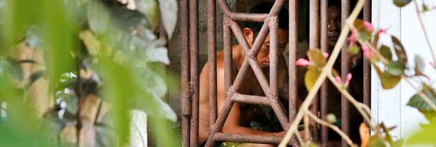 Von Thailand bis nach Thüringen: Weltweit leben und arbeiten Menschen als Sklaven. Hier in einer Fischfabrik in Indonesien, die ihre Arbeiter sicherheitshalber hinter Gittern hält - sie könnten ja weglaufen. (Foto: pa/ap/Alangkara)
