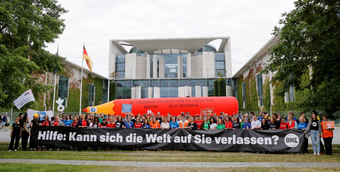 Laut werden für die Ärmsten: Demonstration gegen die geplanten Kürzungen bei der Entwicklungszusammenarbeit vorm Kanzleramt in Berlin. (Foto: PA/Metodi Popow)