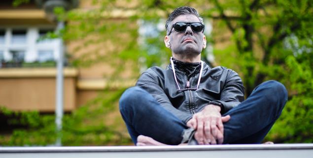 Ken Jebsen im vergangenen Jahr bei einer Demo in Berlin (Foto: pa/Zöllner)