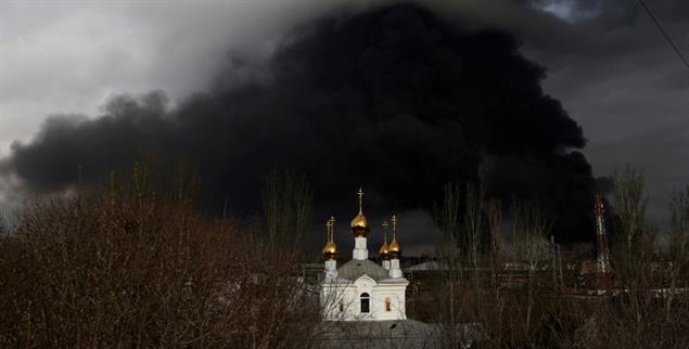 Goldene Kuppeln im schwarzen Rauch: Eine Kirche in der Nähe von Odessa (Foto: PA/Reuters/Nacho Doce)