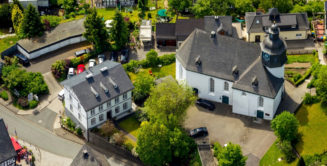 Kirche, Pfarrhaus und Gemeindezentrum: Wie weit trägt das traditionelle Pfarrprinzip? Darüber diskutiert die Evangelische Kirche in Deutschland. Unser Bild zeigt die Gemeinde in Freudenberg / Nordrhein-Westfalen (Foto : pa/Hans Blossey)