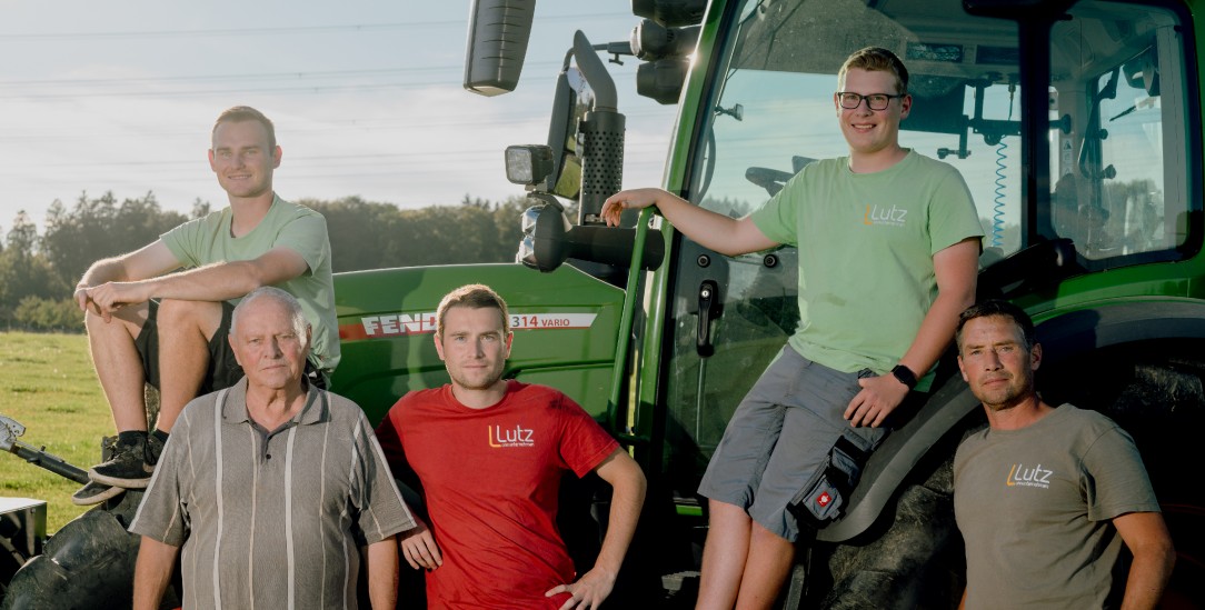 Familienbetrieb: Julian Lutz mit Opa Paul, den Brüdern Jannick und Nicolas und Vater Martin. (Foto: Ilkay Karakurt)  