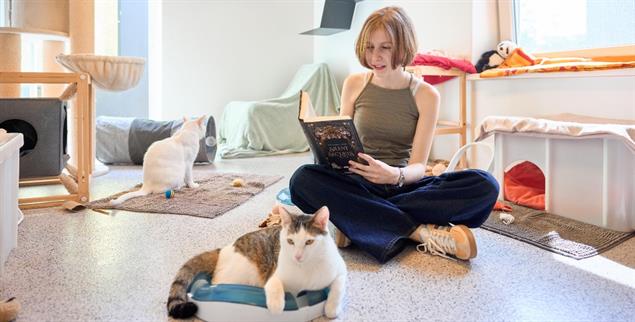 Zum Schnurren: Nele (12) bei den beiden Katern(Foto: Klaus D. Wolf)