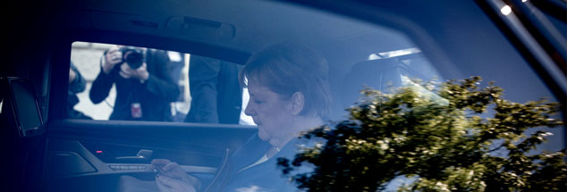 2. Juli 2018, Berlin, einsame Kanzlerin im gepanzerten Dienstwagen: Wem Sie wohl gerade mitteilt, wie ihr Gespräch mit Seehofer verlaufen ist? (Foto: pa/dpa/Kay Nietfeld)