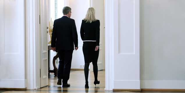 Abgang Bundespräsident und Gattin: Bettina und Christian Wulff verlassen den Saal von Schloss Bellevue. Soeben, am späten Vormittag des 17. Februar 2012, hat Wulff seinen Rücktritt bekannt gegeben. (Foto: pa/Kappeler) 