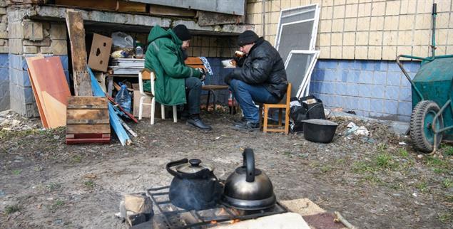 Alltag trotz der Bomben: In Borodyanka bei Kiew versuchen die Menschen in den zerstörten Häusern zurechtzukommen(Foto: pa/nurphoto/Maxym Marusenko)