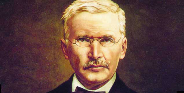 Friedrich Wilhelm Raiffeisen, Genossenschaftspionier: Wer war dieser Mann, der unter streng gescheitelten, kurzen grauen Haaren freundlich, aber entschlossen durch eine Nickelbrille schaut? Heute ist sein 200. Geburtstag. (Abbildung: https://commons.wikimedia.org/wiki/File:FW_Raiffeisen.jpg)