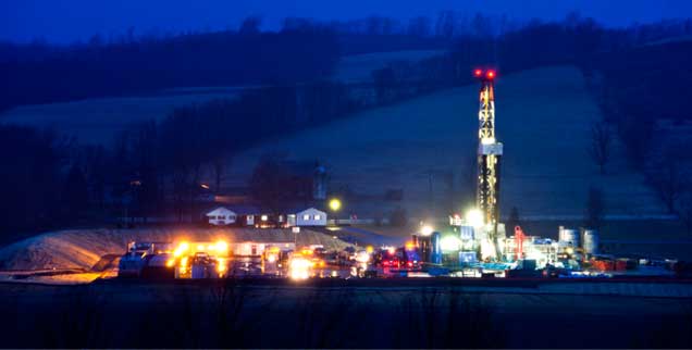 Der Boom fossiler Energieträger bremst die Energiewende: Steigende Erdgaspreise machen selbst die umstrittene Fracking-Technik rentabel; unter Einsatz von Chemikalien und großen Mengen Wassers wird dabei das Gas aus dem Schiefegerstein herausgelöst. (Foto: pa/Scalzo)