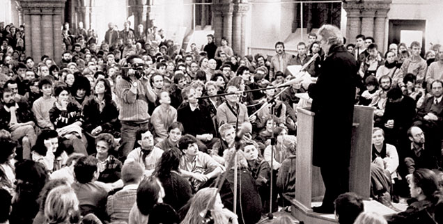 »Kirche für andere«: Bischof Gottfried Forck im Herbst 1989 in der Berliner Gethsemanekirche bei der Fürbitte für inhaftierte Demonstranten (Foto: epd/Bohm)