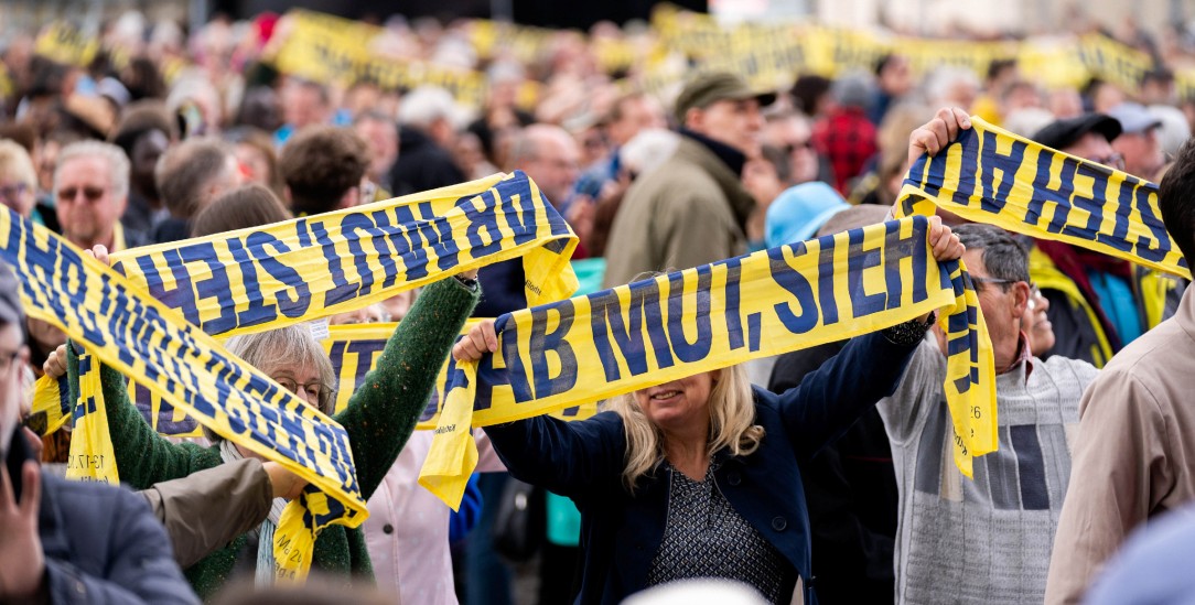 Beim Abschlussgottesdienst des Katholikentags auf dem Würzburger Residenzplatz kam endlich auch mal die Sonne raus. (Foto: © 2026 Deutscher Katholikentag/Katharina Gebauer)