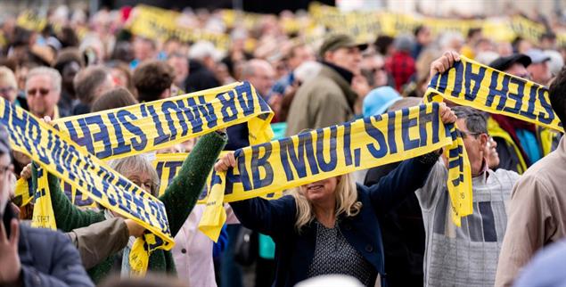 Beim Abschlussgottesdienst des Katholikentags auf dem Würzburger Residenzplatz kam endlich auch mal die Sonne raus. (Foto: © 2026 Deutscher Katholikentag/Katharina Gebauer)
