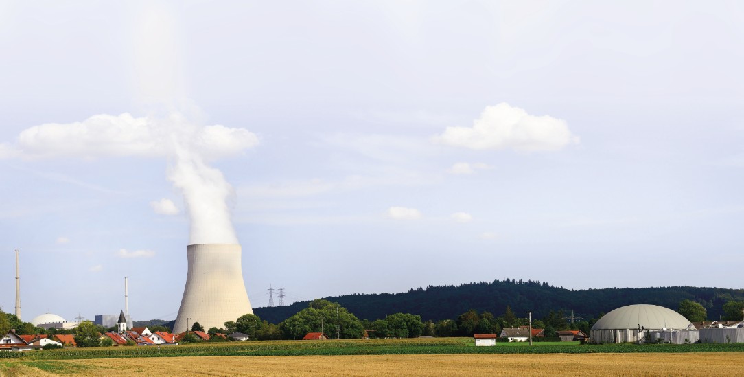  Das Kernkraftwerk Isar2 in Bayern liefert noch Strom. Ende des Jahres soll es abgeschaltet werden. (Foto: PA/Imagebroker/Eisele-Hein)
