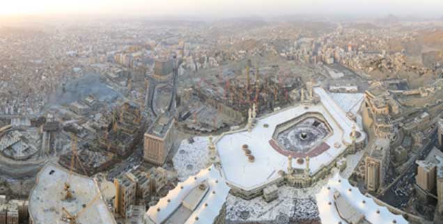 Panorama der Stadt Mekka heute, fotografiert von den Abraj-Al-Bait-Towers aus: Wer den Koran verstehen will, muss wissen, dass Muslime in Mekka einst in der Minderheit waren. (Foto: Wikipedia)