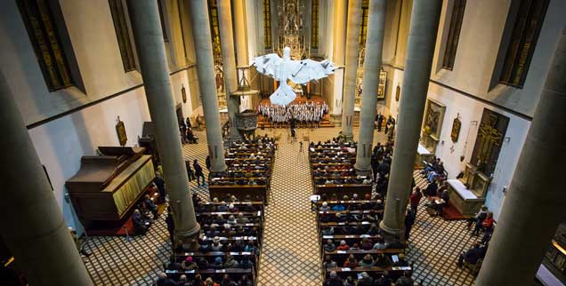Zum deutsch-tschechischen Versöhnungswochenende gehörte ein Konzert in der Prager St.-Antonius-Kirche, die Künstlerin Josefína Jonášová hatte eigens dafür eine Kunstinstallation geschaffen, eine weiße Taube, die von der Decke hängt (Foto: Ackermann-Gemeinde)