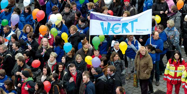 Diakonie-Mitarbeiter demonstrieren für mehr Freiraum in der Altenpflege, der allen zugute kommt: Sie beginnen zu zweifeln, ob  die Kirche wirklich noch der »andere« Ort ist, an dem es menschenwürdiger zugeht als bei der Konkurrenz.  (Foto: pa/Ebener)
