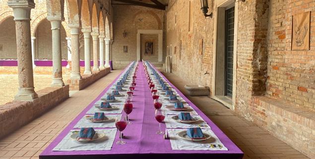 Abendmahl im Kreuzgang: Die Installation »The Global Supper« von Lilli Muller war während der Biennale 2022 von April bis Juli im Kloster Madonna Dell’Orto in Cannaregio, Venedig, zu sehen. Mehr als 25 000 Menschen besuchten sie 
