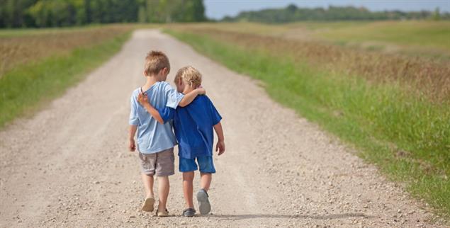 Wo der Weg auch hinführt: Zusammen mit einem Freund ist es leichter (Foto: istockphoto/ImagineGolf)
