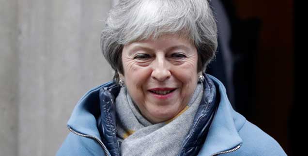 Theresa May - am Montag in Downing Street - will nichts außer stur sein: Schon gar nicht weill sie ein zweites Referendum. Doch genau das wäre die Lösung, sagt Alexander Schwabe. (Foto: pa/AP/Wiggleswort)
