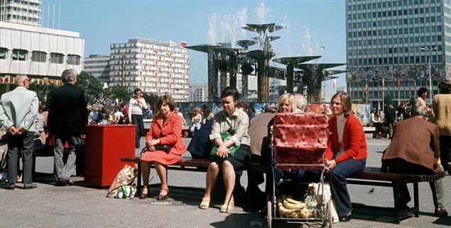 War doch nicht alles schlecht: Sonnentag auf dem Ost-Berliner Alexanderplatz in den 70er Jahren (Foto: PA/DPA)
