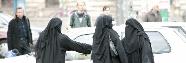 Vollverschleierte Frauen in der Innenstadt von München: Tschador und Niqab gehören in vielen deutschen Metropolen zum Straßenbild. Auffallend sind sie wohl vor allem deshalb, weil diese Art von Vollverschleierung bei uns nach wie vor nicht häufig ist. (Foto: pa/Ulrich Baumgarten)