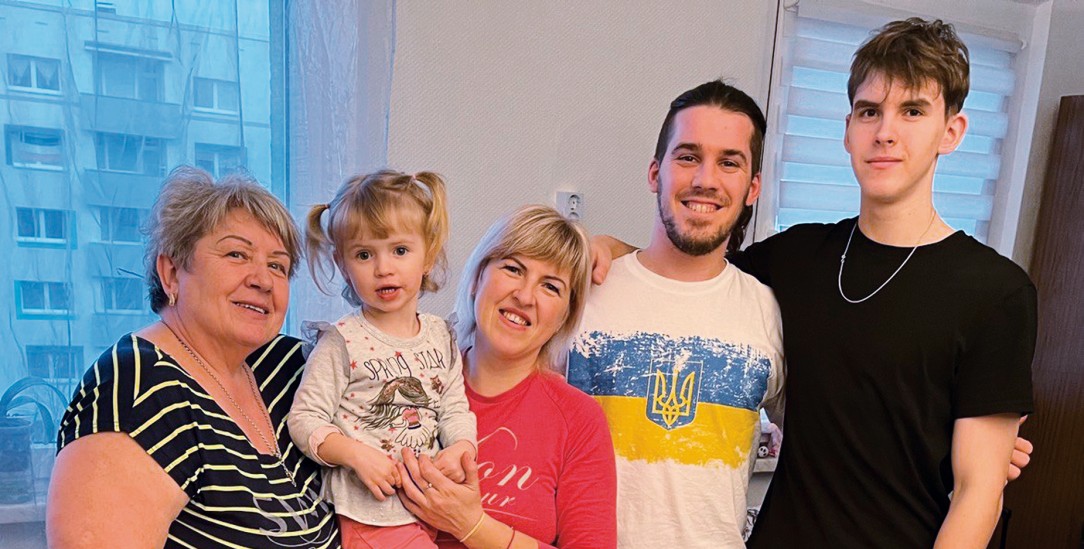 Begleitung im Alltag: Julian Freytag (mit Ukraine-Shirt) unterstützt Bohdan und seine Familie (Foto: privat)