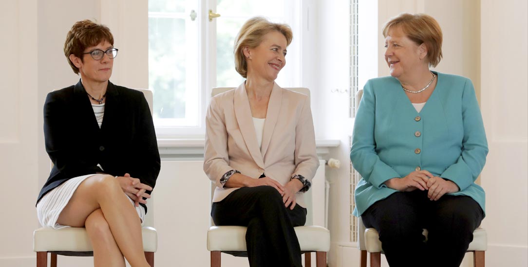 Diese Frauen machen Politik: Verteidigungsministerin und CDU-Vorsitzende Annegret Kramp-Karrenbauer, Präsidentin der Europäischen Kommission Ursula von der Leyen, Bundeskanzlerin Angela Merkel (Foto: pa/ap/Michael Sohn)