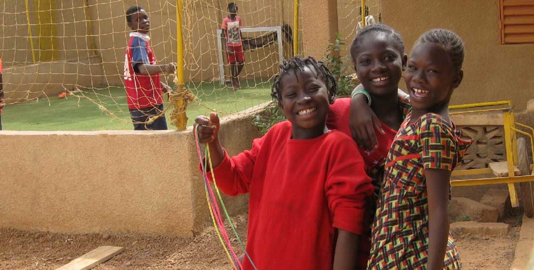  Sind fröhlich: Mädchen im Waisenhaus, das Katrin Rohde in Ouagadougou gegründet hat. (Foto: Frank Keil)