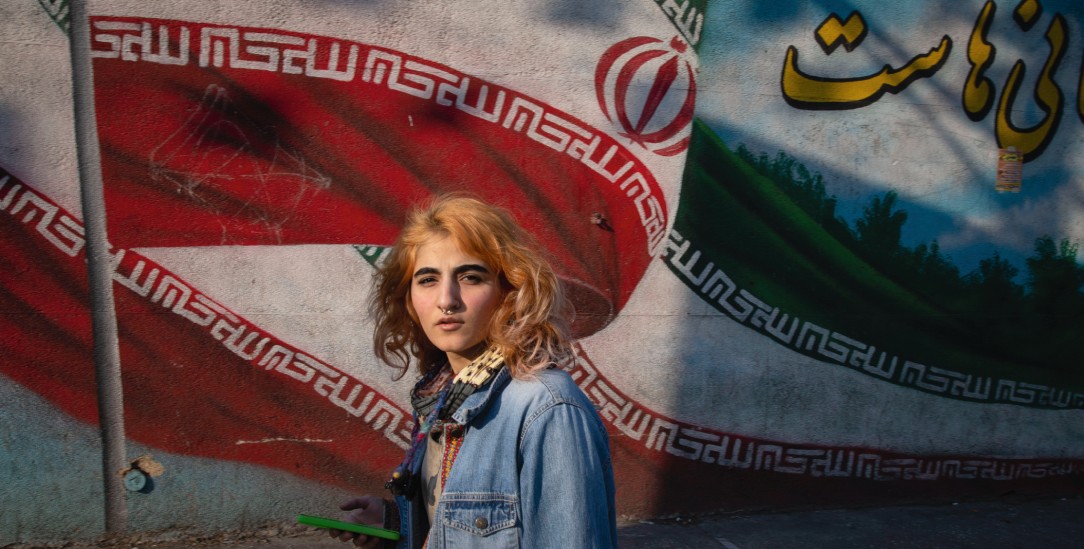 Frau, Leben, Freiheit:Eine junge Iranerin ohne obligatorisches Kopftuch in Teheran.(picture alliance / NurPhoto)