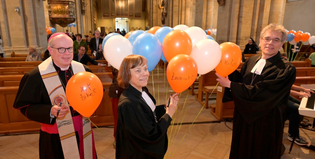 Da war sie noch ökumenisch: Der katholische Weihbischof Johannes Wübbe, die Vorsitzende des Rates der Evangelischen Kirche in Deutschland, Annette Kurschus, und Regionalbischof Friedrich Selter vom Sprengel Osnabrück der Evangelisch-lutherischen Landeskirche Hannovers eröffnen im Frühjahr in Osnabrück die Woche für das Leben.(Foto: Woche für das Leben / Hermann Pentermann) 