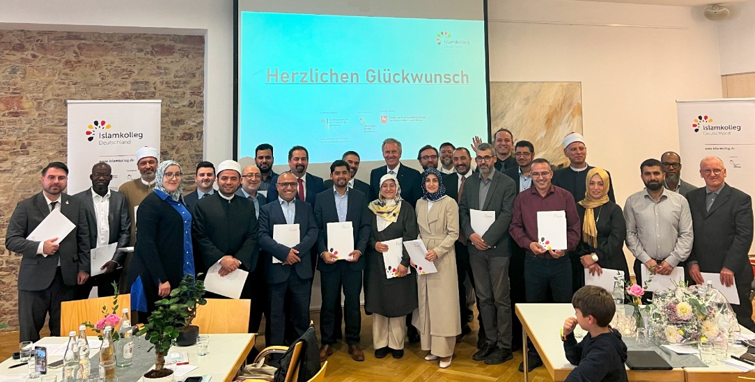 Die ersten Absolventen des Islamkollegs Deutschland erhielten im September ihre Zertifikate (Foto: Islamkolleg Deutschland e. V.)