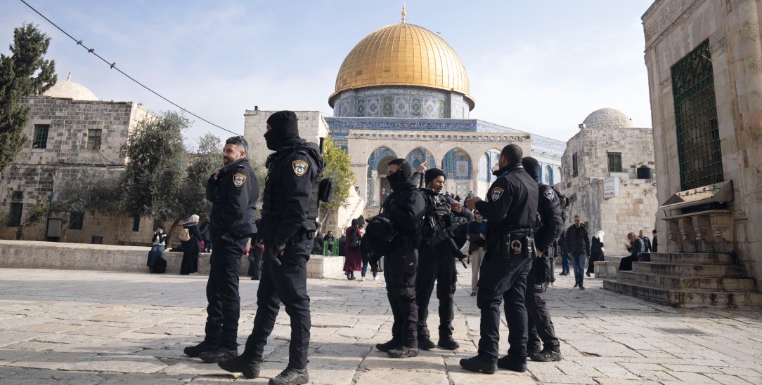 Tempelberg als Nationalsymbol: Polizisten vor dem islamischen Felsendom sichern den Besuch von Minister Itamar Ben-Gvir (Foto: PA / AP / Maya Alleruzzo)