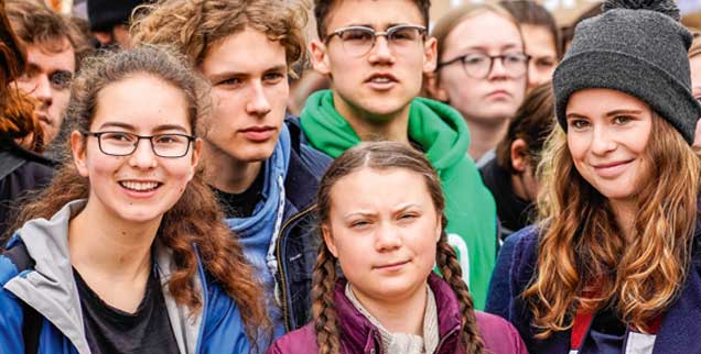 Die 16-jährige Klimaaktivistin Greta Thunberg (Mitte) beim Fridays-for-Future-Protest in Berlin  (Foto: pa/Marc Vorwerk/SULUPRESS.DE)