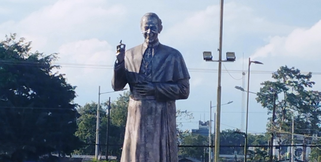 Verehrt wie ein Heiliger: Überlebensgroße Statue von Bischof Stehle in Santo Domingo. (Frank Braßel)