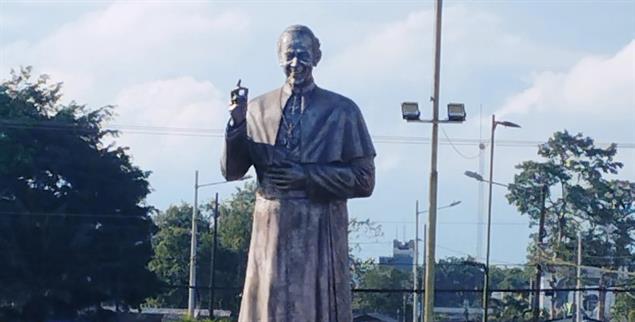 Verehrt wie ein Heiliger: Überlebensgroße Statue von Bischof Stehle in Santo Domingo. (Frank Braßel)