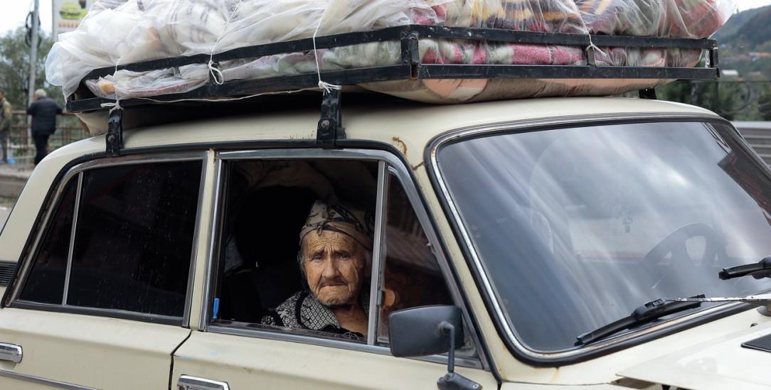 Verlorene Heimat: Eine armenische Frau auf der Flucht aus Bergkarabach. (Foto: PA / AP / Vasily Krestyaninov)