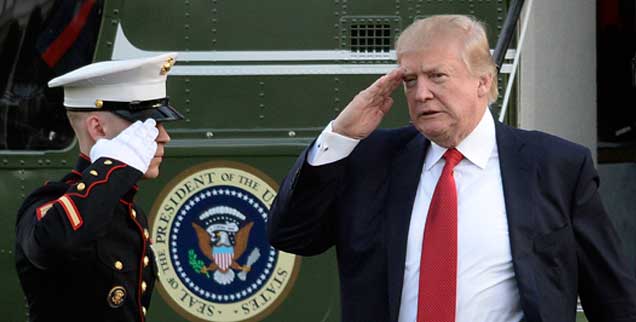 Militärische Grüße: US-Präsident Donald Trump (rechts) begegnet am Sonntag, 9. April, einem Marine vor dem Weißen Haus. (Foto: pa/Douliery)