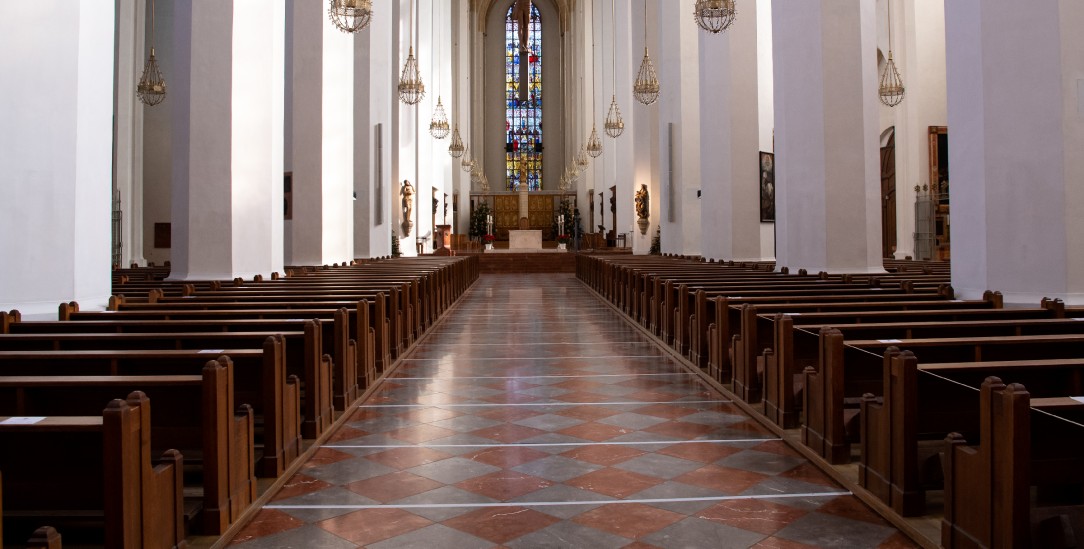 Keine Sonntagsmesse, als Konsequenz aus dem Missbrauchsskandal. Aber leerbleiben sollen die Kirchenbänke nicht (Foto: PA/DPA/Sven Hoppe)