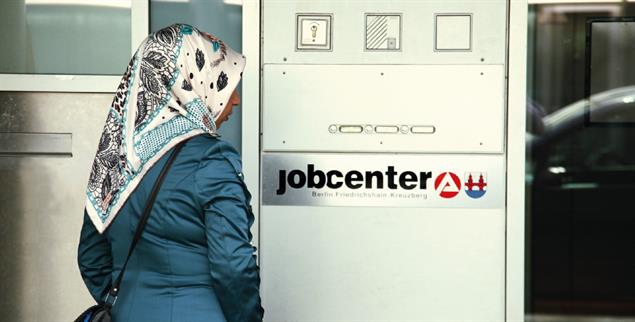 Frau vor dem Jobcenter: Menschen aus Nicht-EU-Staaten wird der Zugang zum Arbeitsmarkt oft erschwert. (Foto: PA/Wolfram Steinberg)