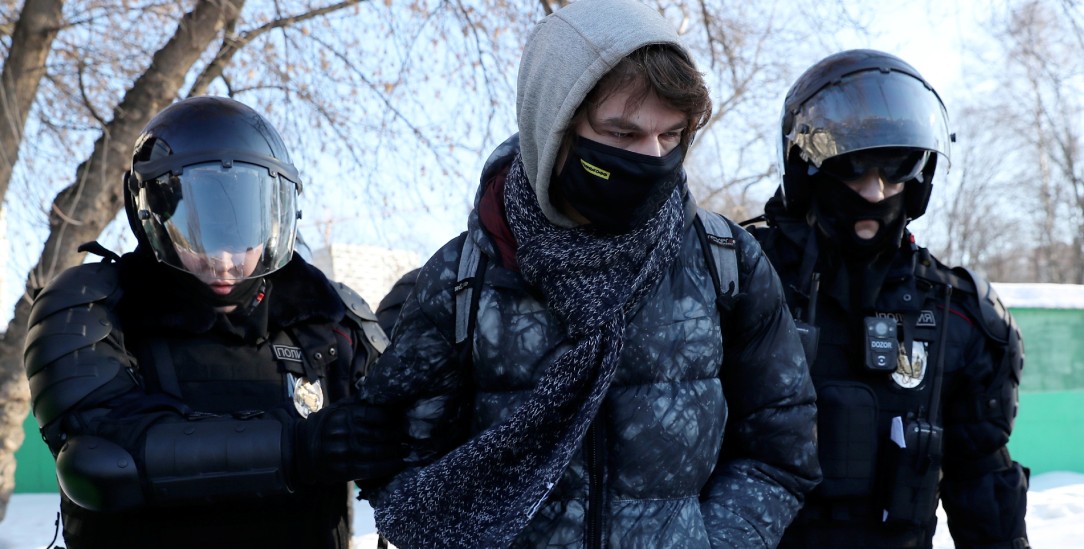 Polizisten nehmen in Moskau einen Demonstranten fest. Er war dem Aufruf Alexej Nawalnys zu Massenprotesten gefolgt. (Foto: pa/Sergei Savostyanov/TASS)